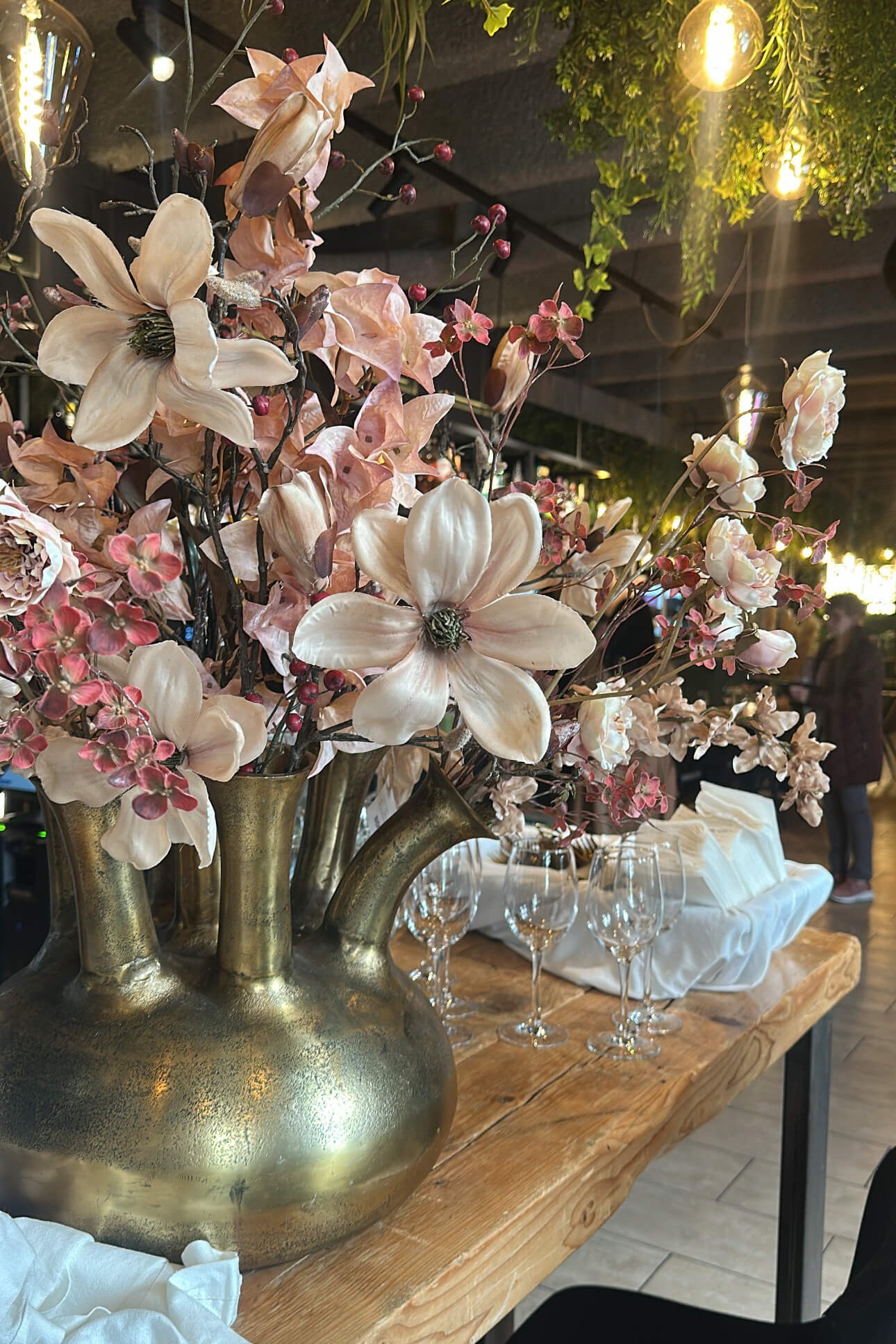 Detail van zijden bloemen in luxe arrangement als seizoensabonnement bij Brasserie Bijna Thuis