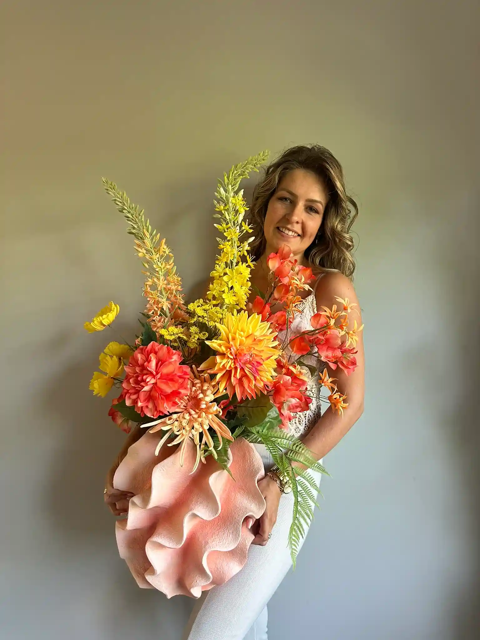 Vrouw met kleurrijk zijden boeket